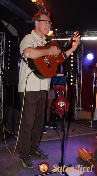 Luna y su Banda : Fred au chant et guitare