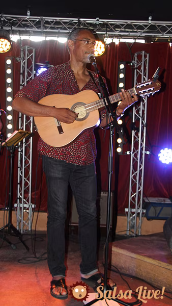 Luna y su Banda : Manu au tres et choeurs