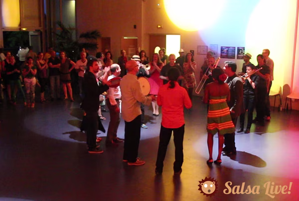 Une conga (musique de carnaval cubaine) pour enchainer avec le deuxième orchestre Salsa