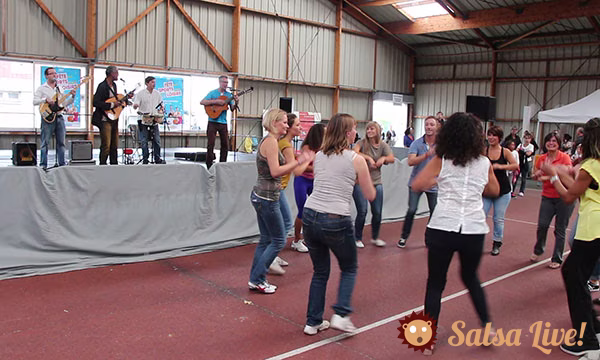 Avec l'orchestre Luna y su Banda et la participation du public