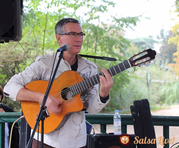 Fred à la guitare et au chant