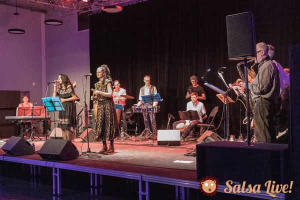 L'orchestre Salsa La Espina sur scène