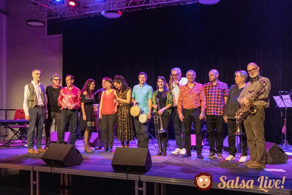 Salut des musiciens de l'orchestre Salsa La Espina en fin de concert
